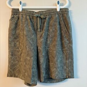 Athleta Olive Camouflage Women's Bermudas